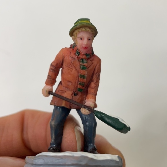 LEMAX “MAN SHOVELING SNOW “ - Picture 2 of 4